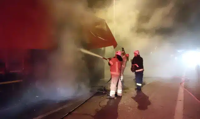 Bursa'da Yangın domates yüklü kamyon alev alev yandı! 4 Bursa'da Yangın