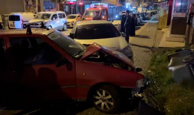 Bursa'da kontrolden çıkan araç 3 araca çarparak durabildi! 7 Bülten Medya -