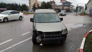 Bursa'da 2 otomobil çarpıştı, 2 kişi yaralandı! 8 Bülten Medya -