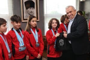 Başkan Şadi Özdemir başarılı sporcuları ağırladı 4 Bülten Medya -