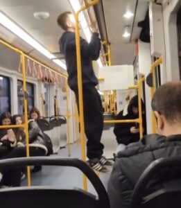 Bursa'da toplu ulaşım aracı metroda barfiks çekti 4 Bülten Medya -