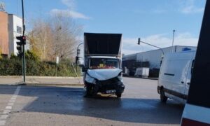 Bursa'da kırmızı ışıkta geçen otomobil dereye uçtu! 8 Bülten Medya -