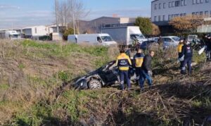 Bursa'da kırmızı ışıkta geçen otomobil dereye uçtu! 7 Bülten Medya -