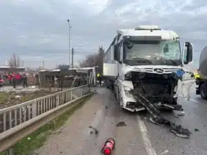 Balıkesir’de okul servisi TIR’la çarpıştı: 8 öğrencinin durumu ağır! 4 Bülten Medya -