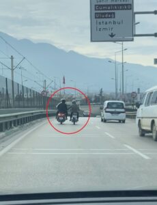 Bursa'da iki motosikletli, sohbet ederek karayolunda ilerledi! 4 Bülten Medya -