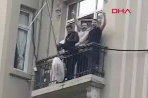 Bursa ve birçok ilde Suriyeliler sokaklarda kutlama yapıyor! 24 Bülten Medya -