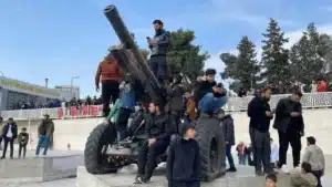 Bursa ve birçok ilde Suriyeliler sokaklarda kutlama yapıyor! 22 Bülten Medya -