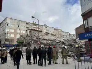 İstanbul Güngören'de bina çöktü! 7 Bülten Medya -