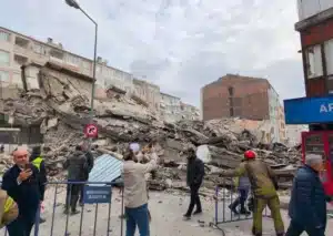 İstanbul Güngören'de bina çöktü! 8 Bülten Medya -