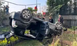 Bursa'da kontrolden çıkan araç çiçek bahçesine uçtu. 2 Yaralı! 4 Bülten Medya -