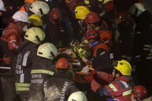 Konya'da 4 katlı bina çöktü: Bir kişi yaşamını yitirdi, üç kişi sağ kurtarıldı 27 Bülten Medya -