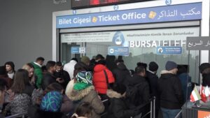 Uludağ’a çıkmak isteyenler metrelerce kuyruk oluşturdu 8 Bülten Medya -