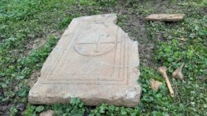 Bursa'da tarlayı süren çiftçi lahit buldu 4 Bülten Medya -