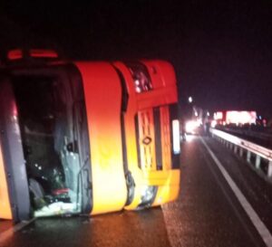 Bursa-Ankara yolunda TIR devrildi! 7 Bülten Medya -