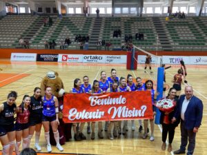 Bursa'da voleybol maçında sürpriz evlenme teklifi! 4 Bülten Medya -