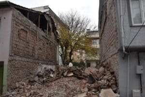 Gemlik'te metruk binalar bir bir yıkılıyor! 4 Bülten Medya -