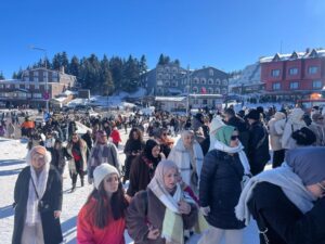 Bursa Uludağ'da acemi kayakçılar birbirine girdi: 3 yaralı 15 Bülten Medya -
