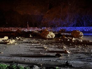 Bursa'da yamaçtan kopan kaya parçaları yolu kapattı! 8 Bülten Medya -