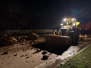 Bursa'da yamaçtan kopan kaya parçaları yolu kapattı! 7 Bülten Medya -