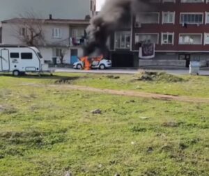 Bursa'da park halindeki araç alev topuna döndü! 4 Bülten Medya -
