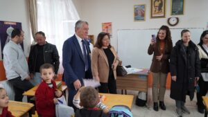 Yonca Okulda Projesi, Harmancık'ta! Öğrencilere kışlık bot dağıtıldı 30 Bülten Medya -