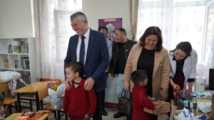 Yonca Okulda Projesi, Harmancık'ta! Öğrencilere kışlık bot dağıtıldı 32 Bülten Medya -