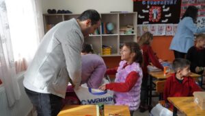 Yonca Okulda Projesi, Harmancık'ta! Öğrencilere kışlık bot dağıtıldı 33 Bülten Medya -