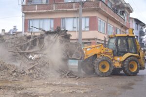 Yenişehir'de metruk binalar yıkılıyor 4 Bülten Medya -