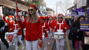 Dünya Kadınlar Günü'nde Bursa'da farkındalık yürüyüşü! 7 Bülten Medya -