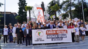 Bursa'da sağlıkçılar 14 Mart Tıp Bayramı'nı kutladı! 'Başka bir hekimlik ortamı mümkün' 12 Bülten Medya -