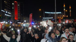 Bursa'da binlerce vatandaş 'Ekrem İmamoğlu' için yürüdü 34 Bülten Medya -