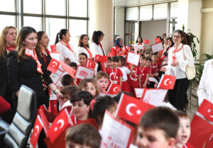 Minik öğrencilerden Başkan Aydın’a 23 Nisan ziyareti 8 Bülten Medya -