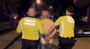 Bursa'da alkollü sürücü polisleri sabır sınavından geçirdi 4 Bülten Medya -