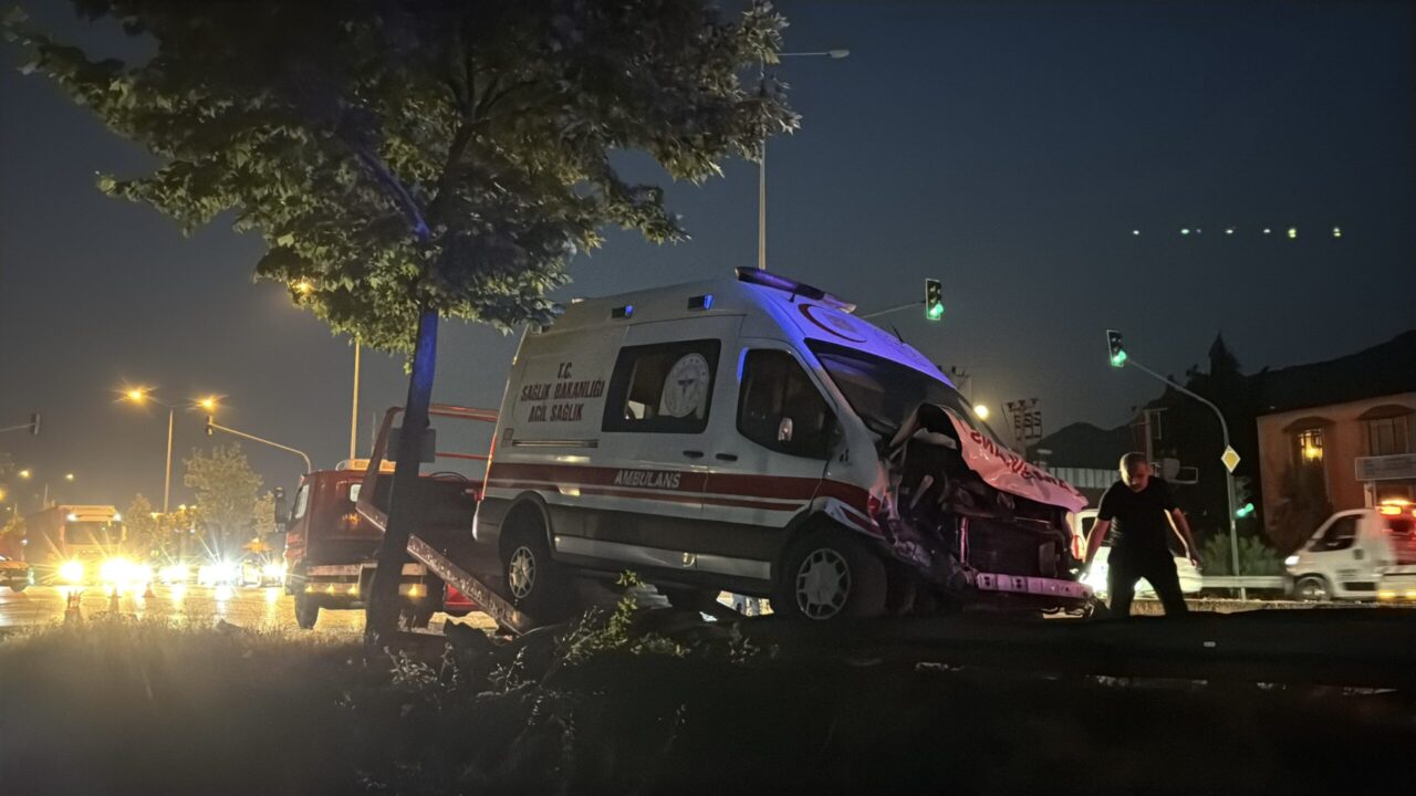 Bursa'da can pazarı! Ambulans ile otomobil çarpıştı 1 Bülten Medya -