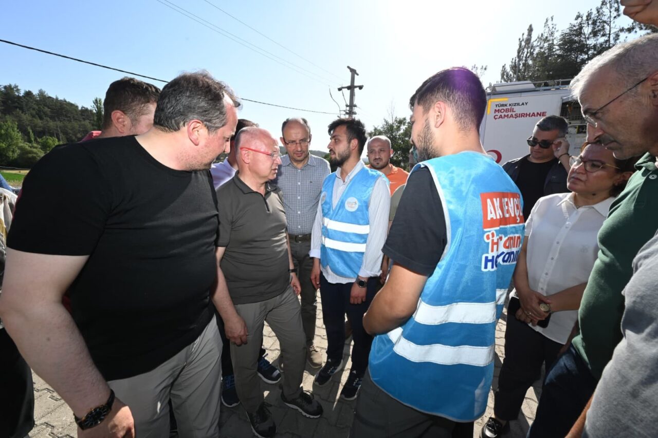 AK Parti Bursa'dan yangın bölgelerine çıkarma 2 Bülten Medya -