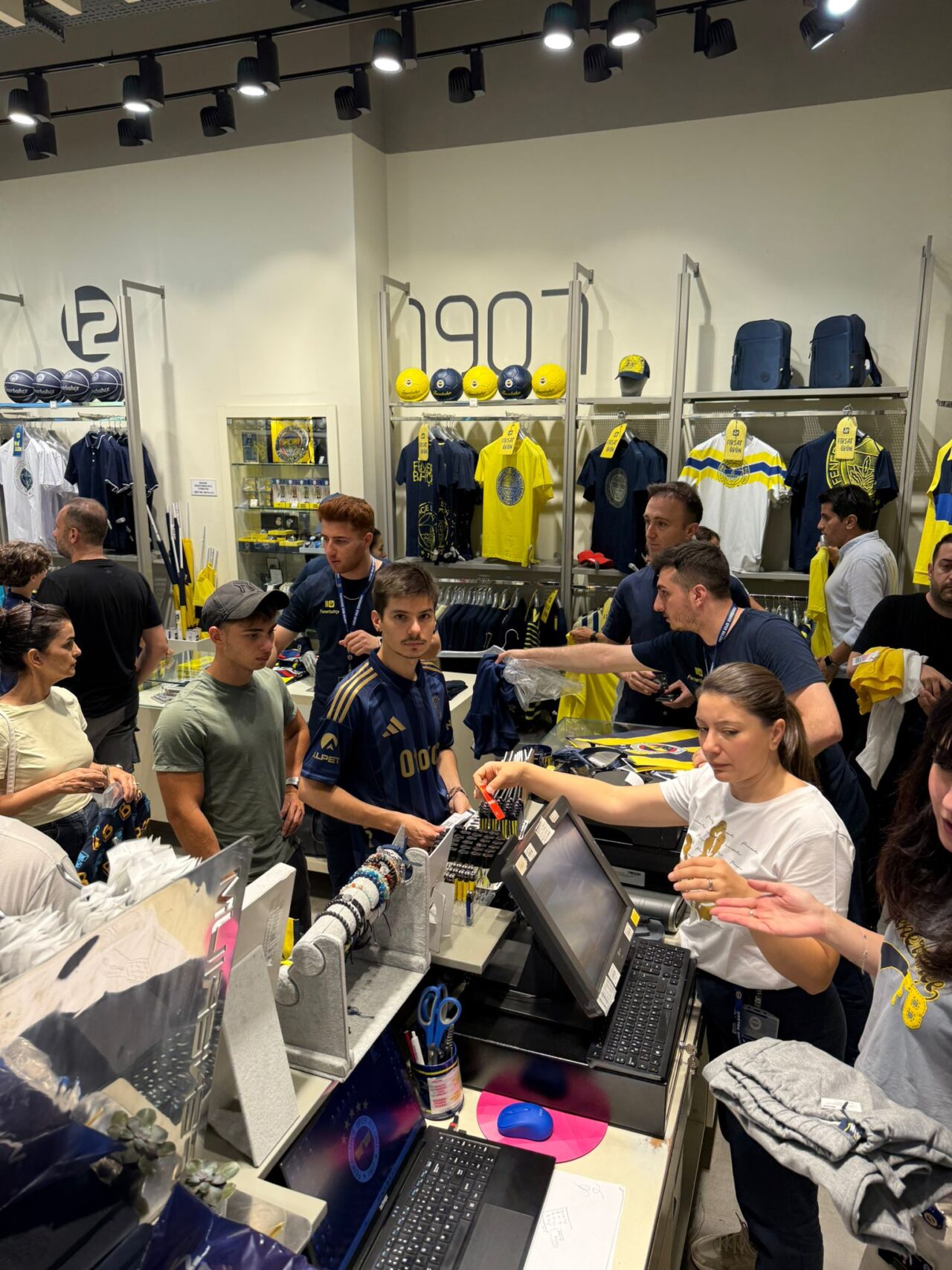 Finansçı Fenerbahçeliler Derneği’nden Dünya Fenerbahçeliler Günü’nde anlamlı buluşma 2 Bülten Medya -