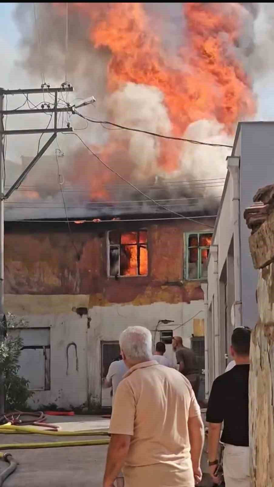 Osmangazi’de 2 katlı ev yangında küle döndü 4 Bülten Medya -