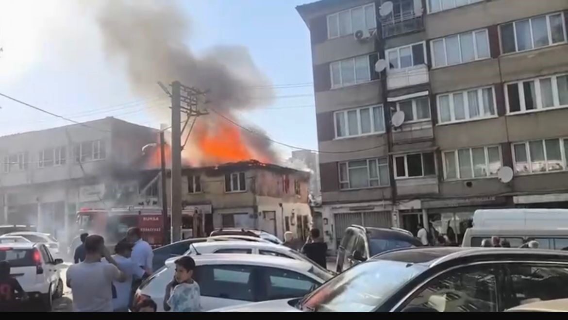 Osmangazi’de 2 katlı ev yangında küle döndü 3 Bülten Medya -