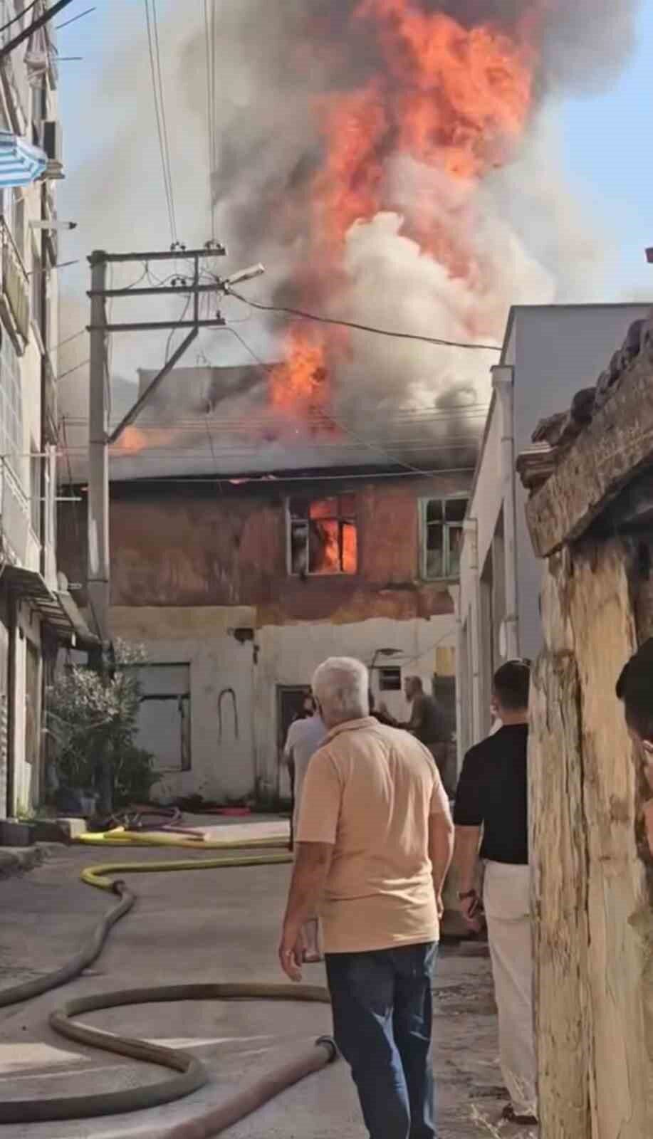 Osmangazi’de 2 katlı ev yangında küle döndü 5 Bülten Medya -