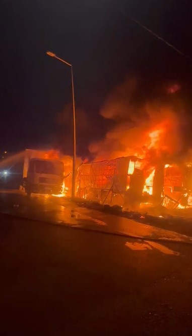 Bursa ortalık savaş alanına döndü! 4 araç alev aldı 1 Bülten Medya -