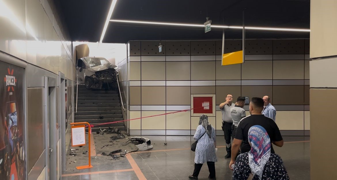 Bursa'da faciaya ramak kaldı! Araç durağa daldı 2 Bülten Medya -