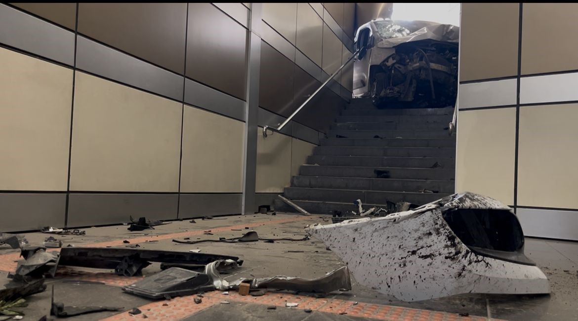 Bursa'da faciaya ramak kaldı! Araç durağa daldı 1 Bülten Medya -