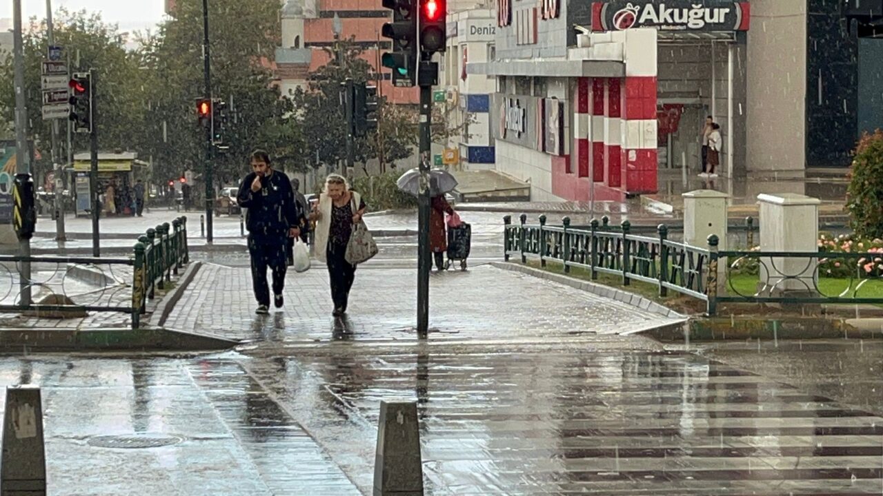 Bursalılar yağmura hazırlıksız yakalandı 2 Bülten Medya -