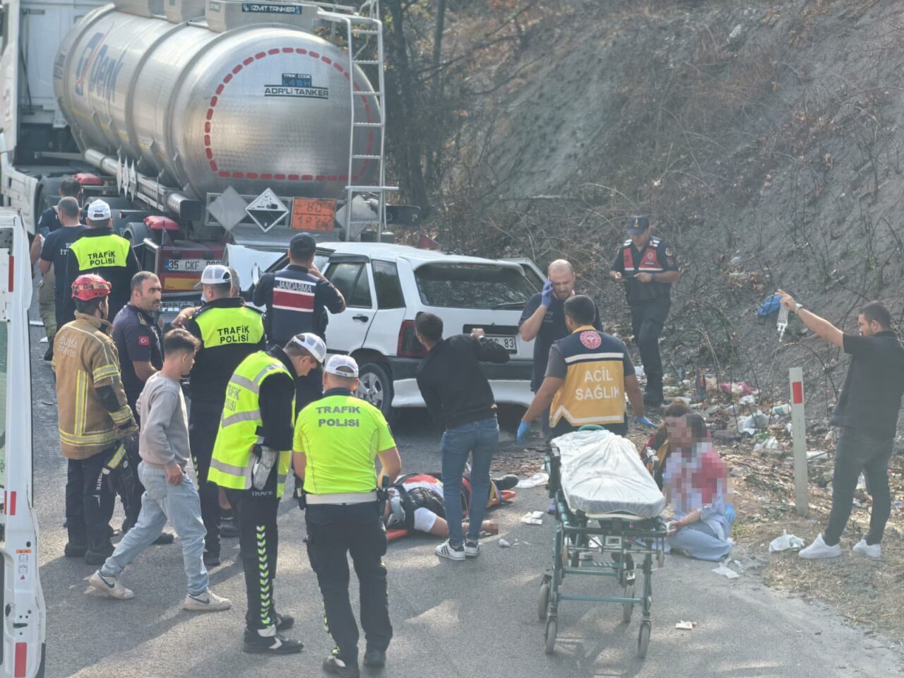 Otomobil park halindeki asit yüklü tankere çarptı: 1’i bebek 5 yaralı 1 Bülten Medya -
