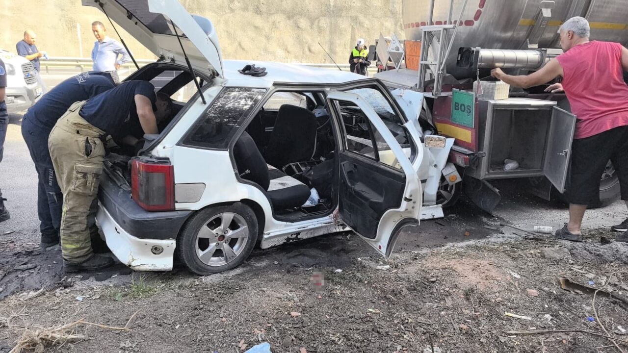 Otomobil park halindeki asit yüklü tankere çarptı: 1’i bebek 5 yaralı 2 Bülten Medya -