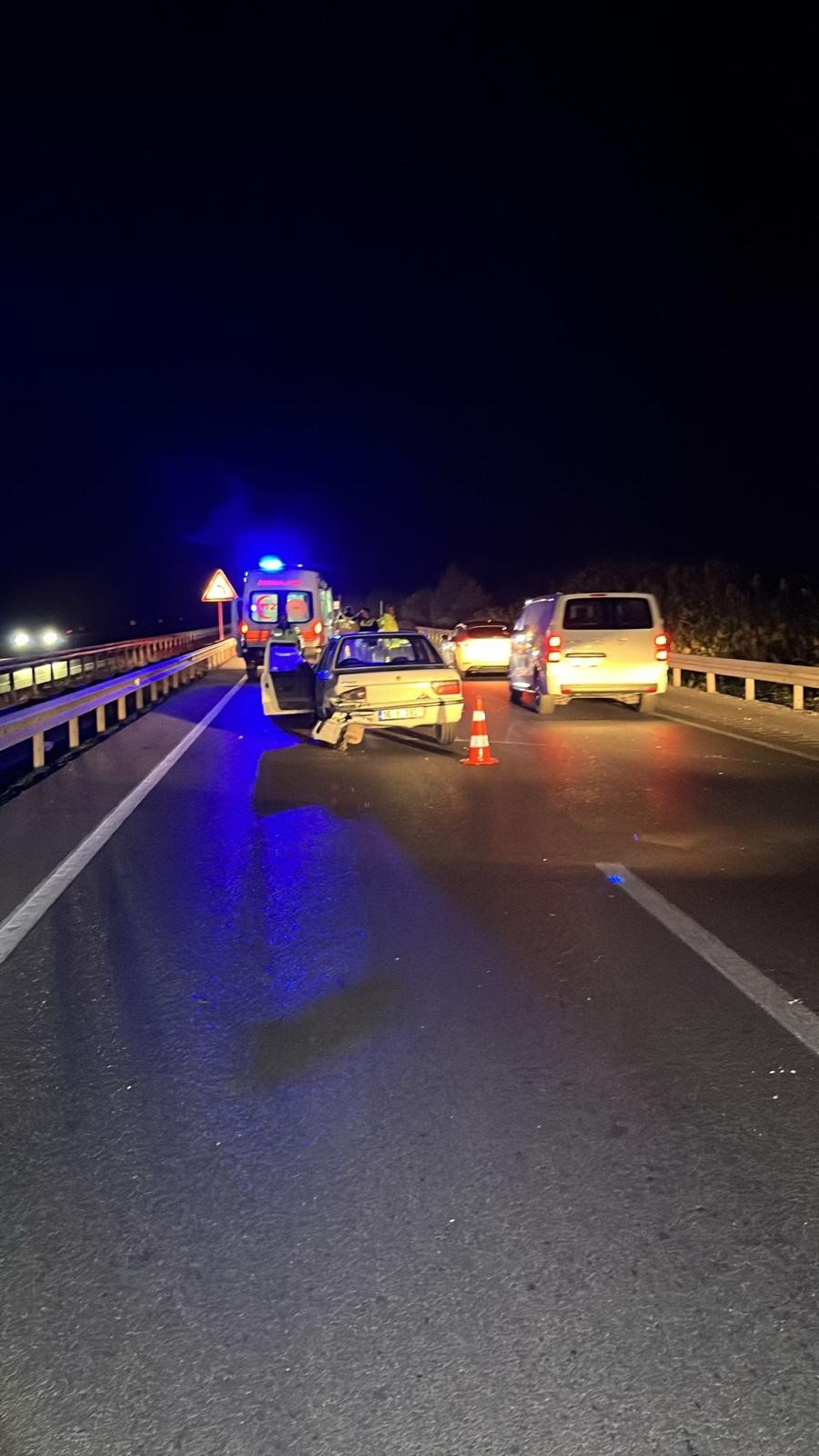 Karacabey’de bariyere çarpan genç sürücü hastaneye kaldırıldı 1 Bülten Medya -