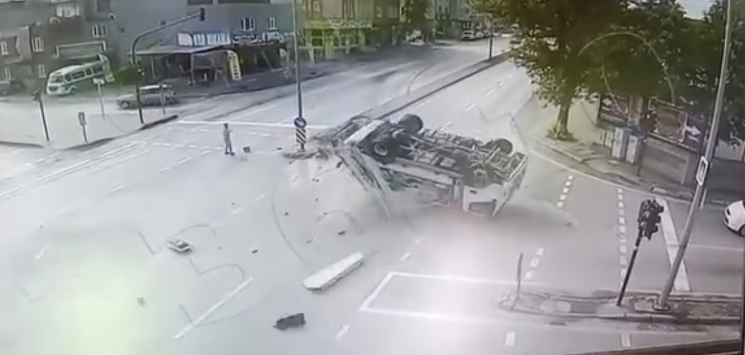 Bursa'da korkunç kaza anı kamerada! Ölümden döndü 2 Bülten Medya -