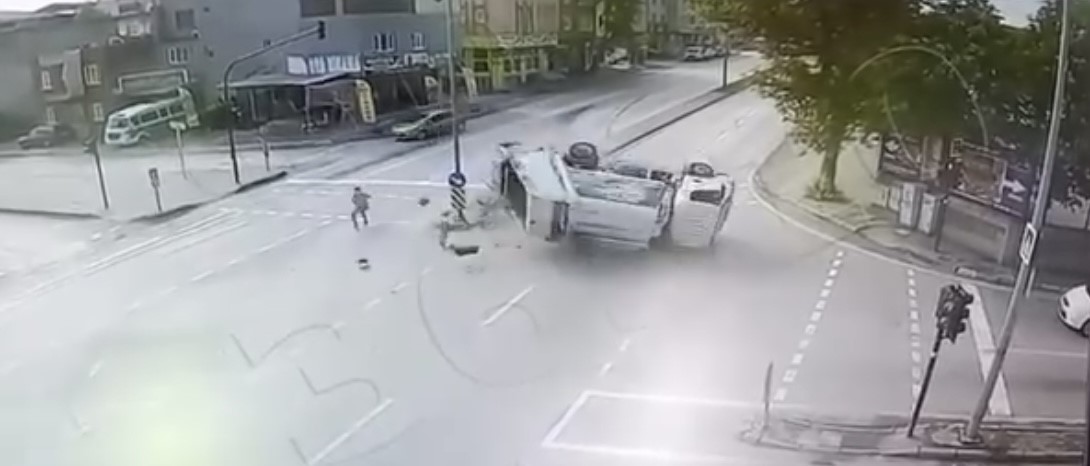 Bursa'da korkunç kaza anı kamerada! Ölümden döndü 1 Bülten Medya -