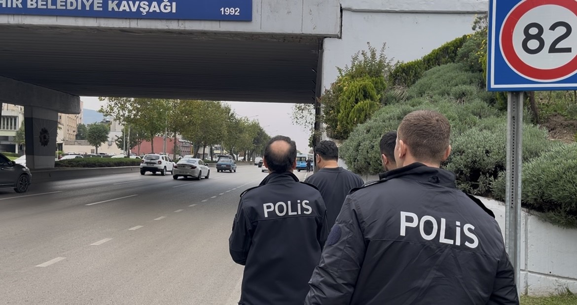 Köprü altında unutulan valiz paniğe neden oldu 2 Bülten Medya -