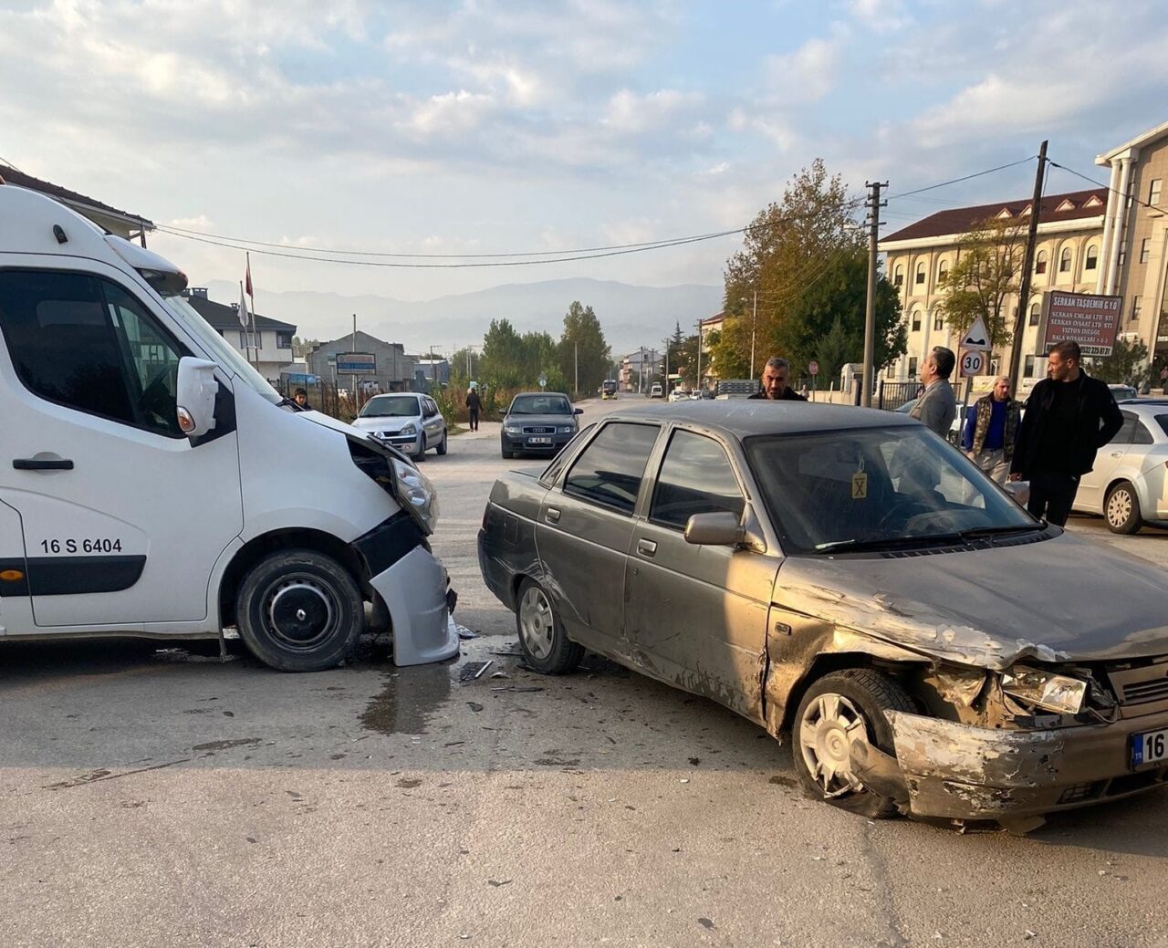 Ara sokaktan çıkan servis çarptı: 1 kişi yaralandı 1 Bülten Medya -